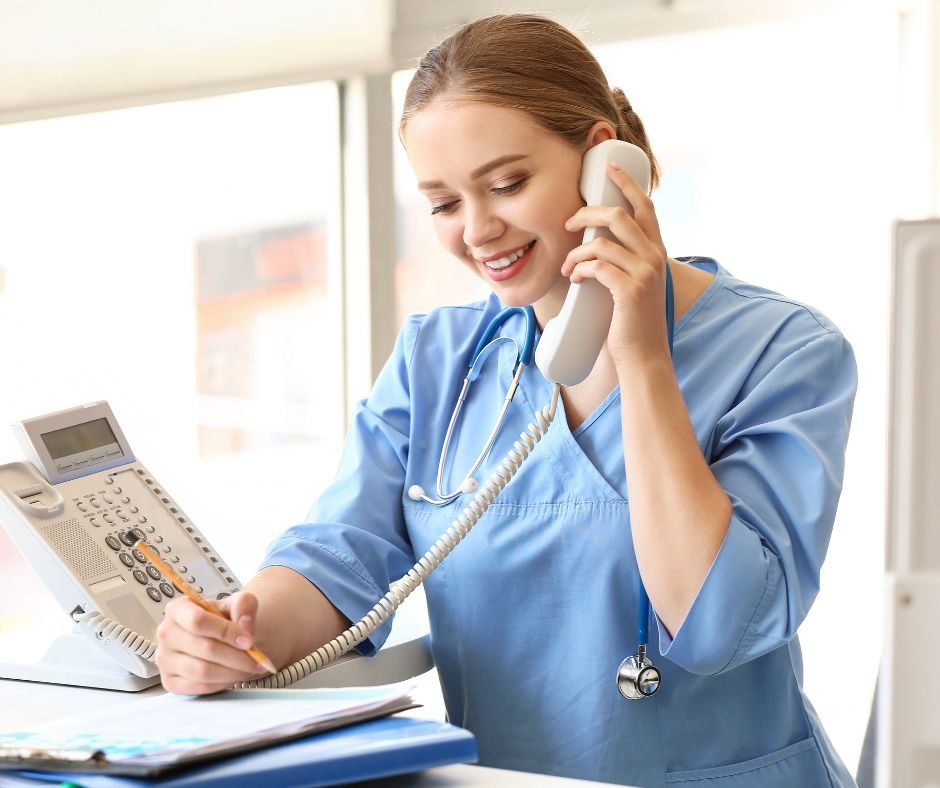 Zorgprofessional van Medi Interim aan de telefoon