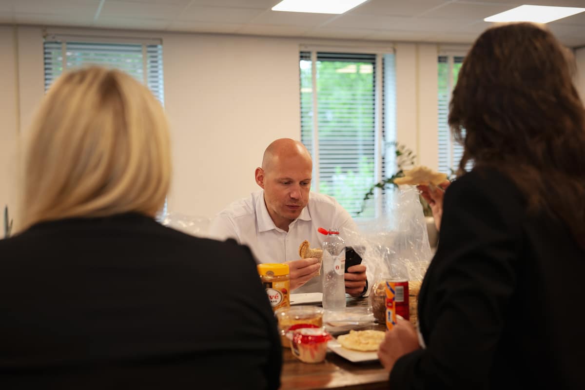 Samen aan tafel tijdens de lunch