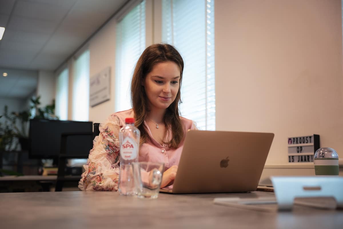Collega aan het werk op kantoor