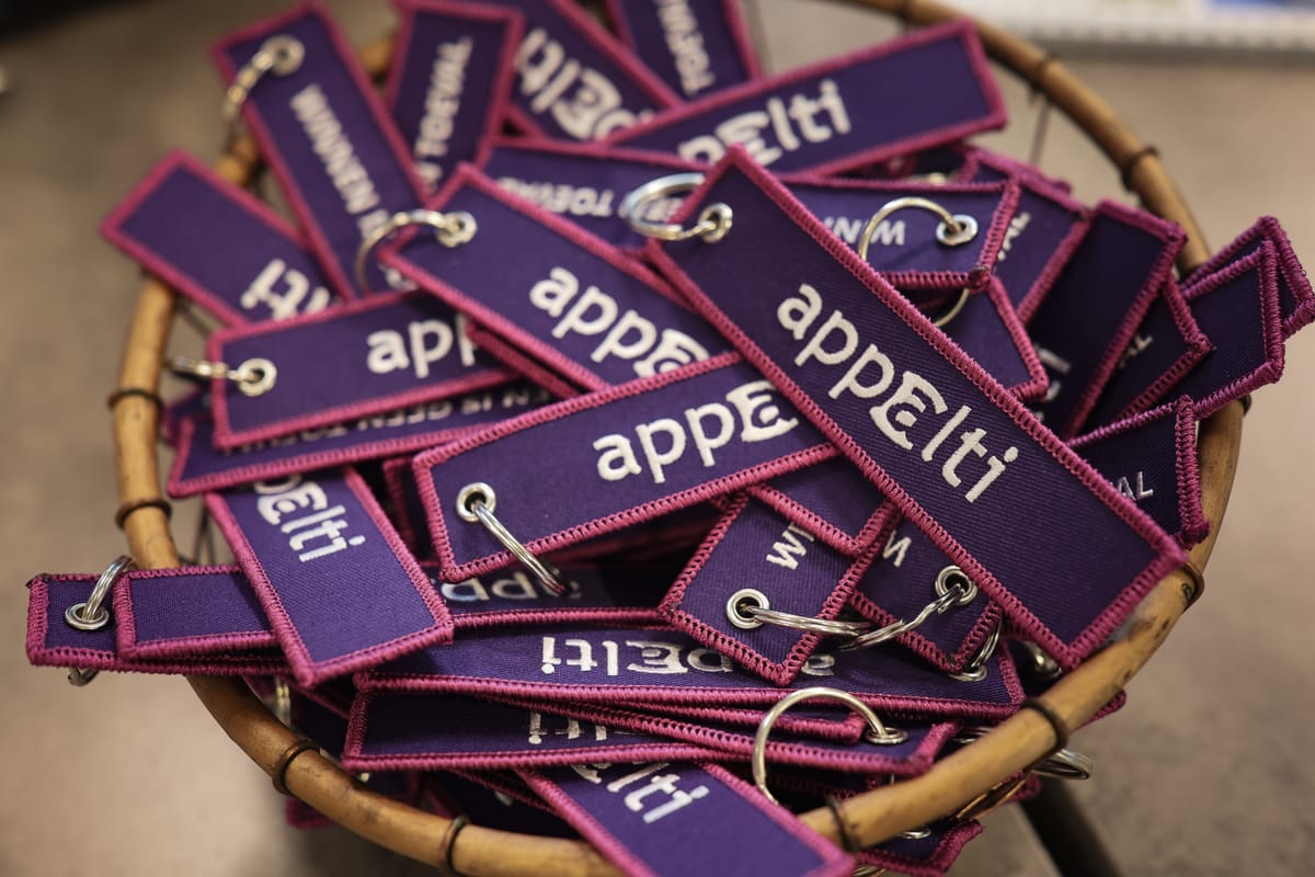 Mand met Appalti-sleutelhangers