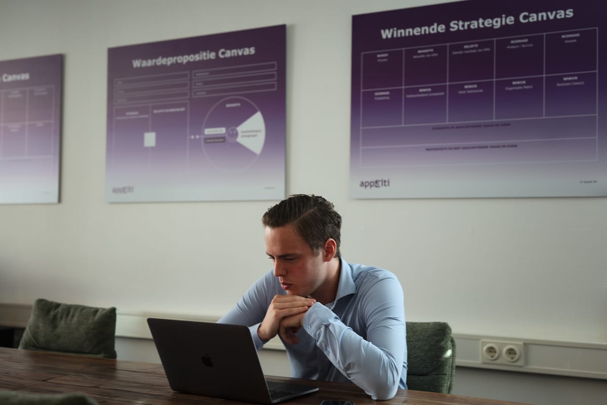 Geconcentreerd werken onder de canvas-posters