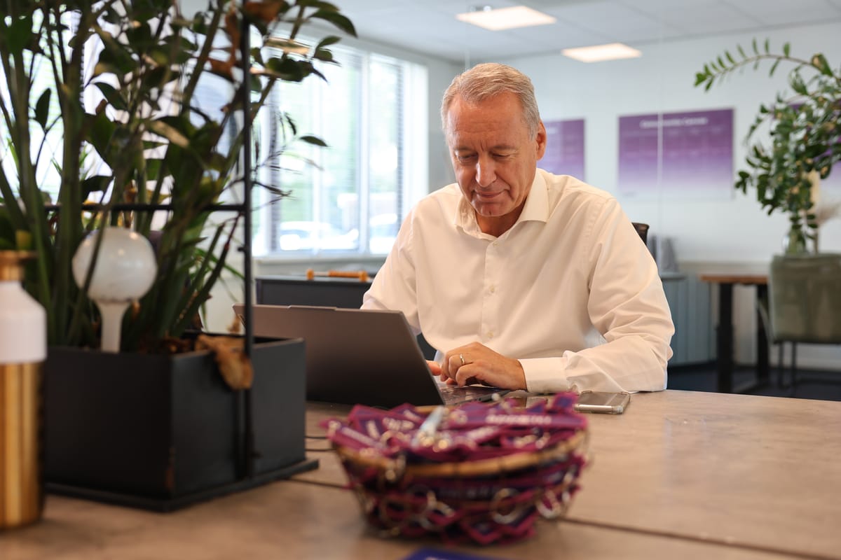 Aan het werk aan de grote tafel tussen de planten